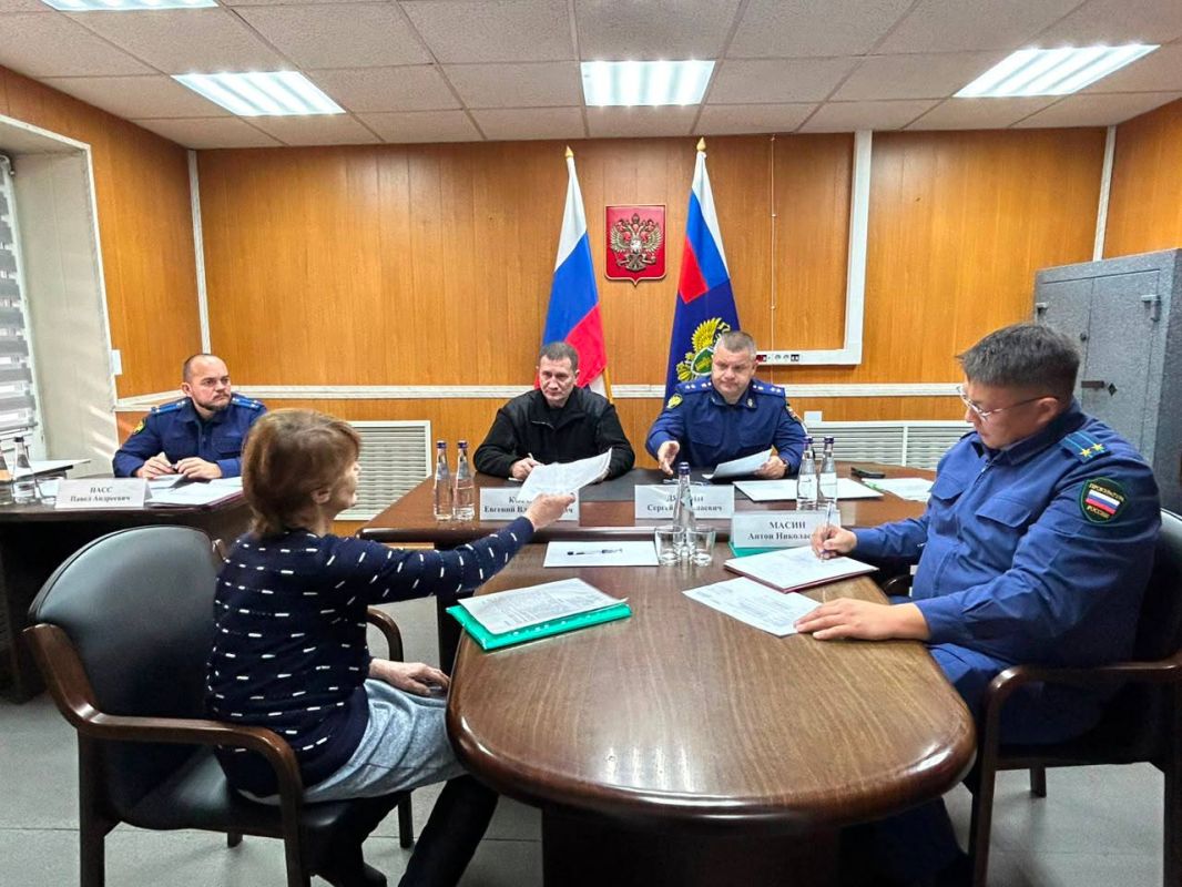 Прокурор республики Сергей Дябкин посетил с рабочей поездкой Томпонский район Прокурор республики Сергей Дябкин посетил с рабочей поездкой Томпонский район