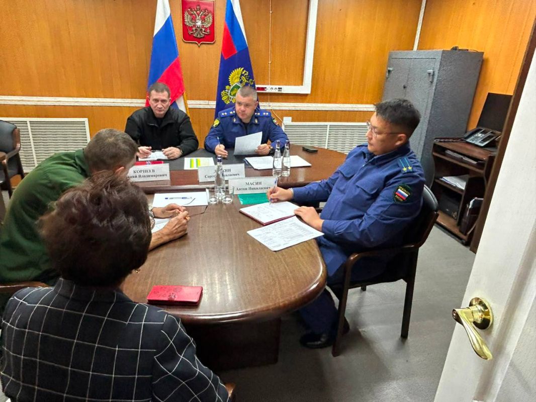Прокурор республики Сергей Дябкин посетил с рабочей поездкой Томпонский район Прокурор республики Сергей Дябкин посетил с рабочей поездкой Томпонский район