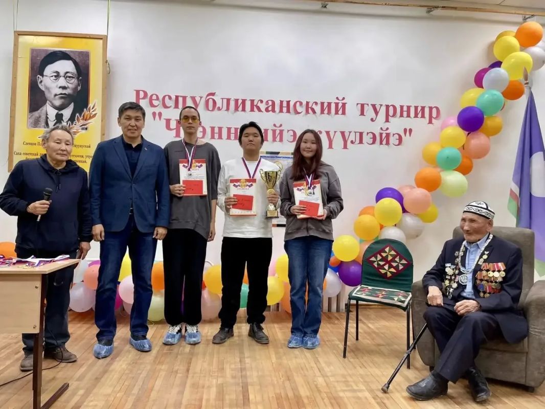Накануне Дня государственности Якутии посетил школу имени Платона Алексеевича Ойунского в селе Черкёх Таттинского улуса Накануне Дня государственности Якутии посетил школу имени Платона Алексеевича Ойунского в селе Черкёх Таттинского улуса