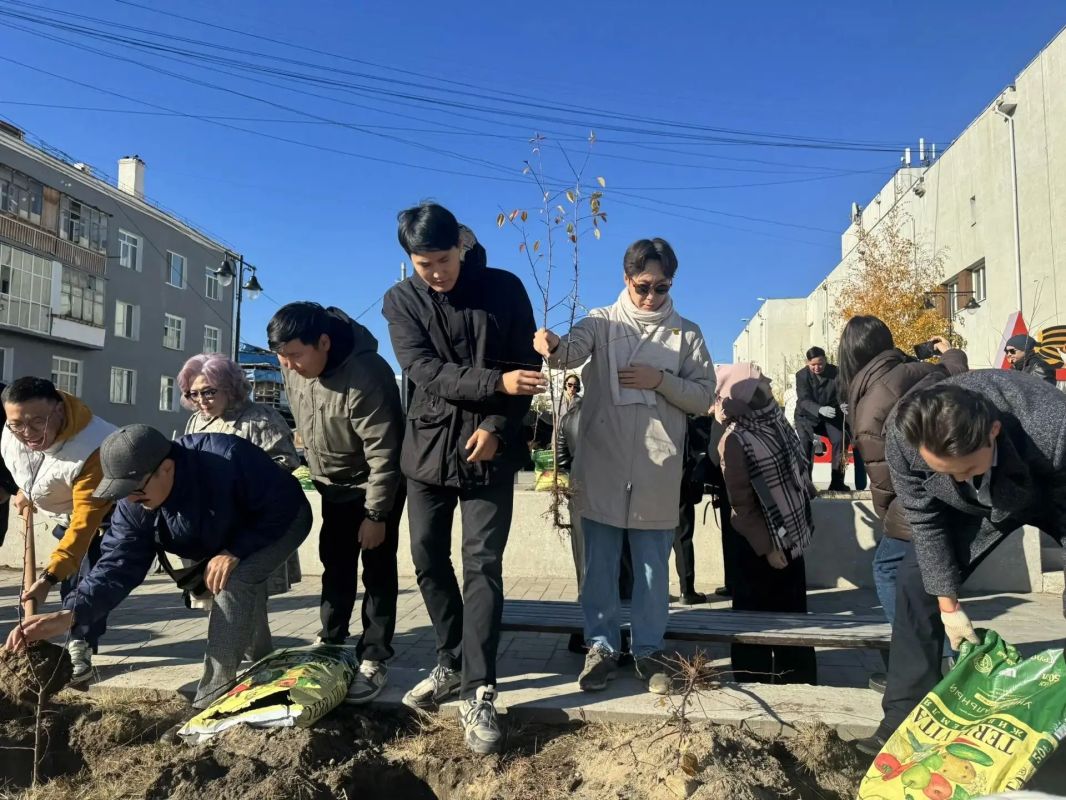 В Якутске высадили 30 яблонь в честь 150-летия Союза театральных деятелей России 27 СЕНТЯБРЯ 2026 05:33| В Якутске высадили 30 яблонь в честь 150-летия Союза театральных деятелей России 27 СЕНТЯБРЯ 2026 05:33|