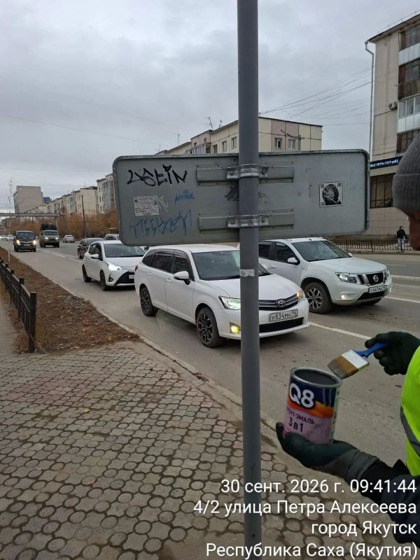 Дворники Управы продолжают закрашивать вандальные надписи на общественных пространствах