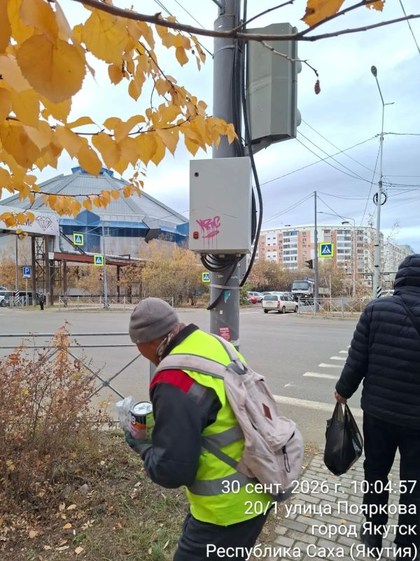 Дворники Управы продолжают закрашивать вандальные надписи на общественных пространствах Дворники Управы продолжают закрашивать вандальные надписи на общественных пространствах