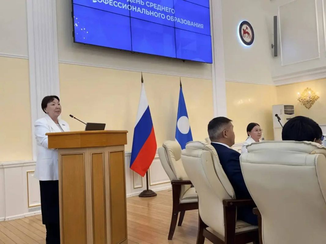 Председатель постоянного комитета Ил Тумэна по науке и образованию Антонина Григорьева поздравила педагогов и мастеров производственного обучения с профессиональным праздником и вручила награды лучшим представителям системы... Председатель постоянного комитета Ил Тумэна по науке и образованию Антонина Григорьева поздравила педагогов и мастеров производственного обучения с профессиональным праздником и вручила награды лучшим представителям системы...