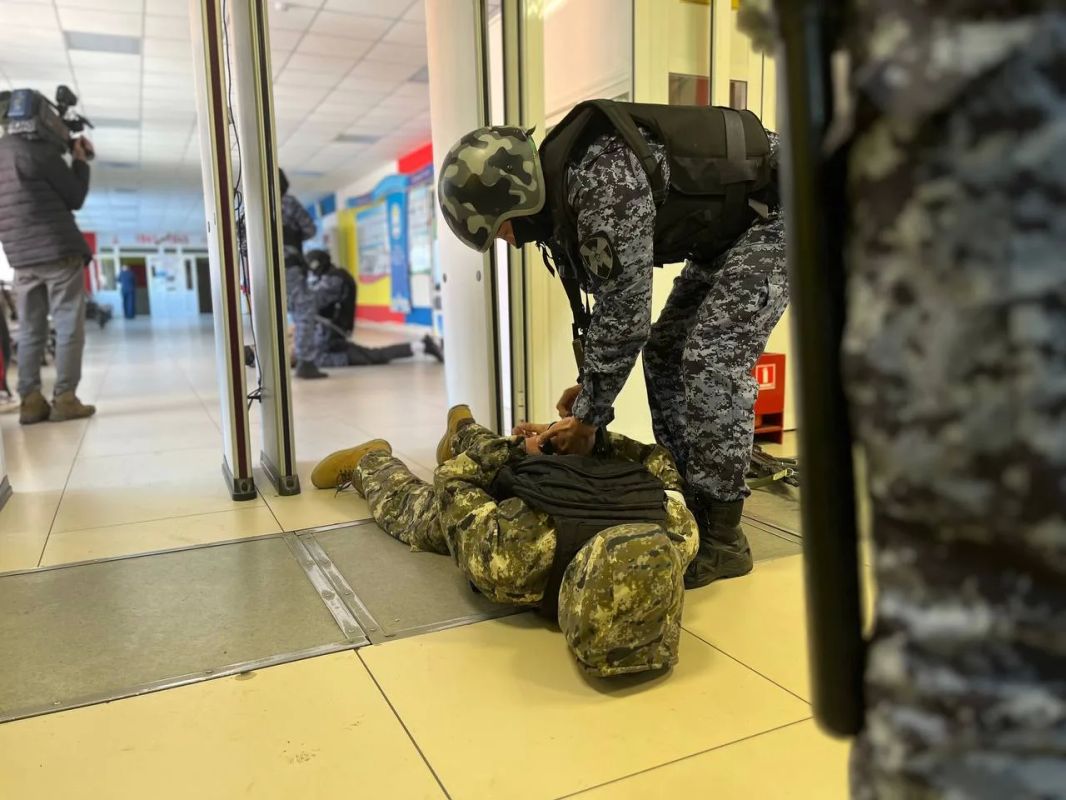 В Якутске проходят учения по пресечению условной террористической угрозы