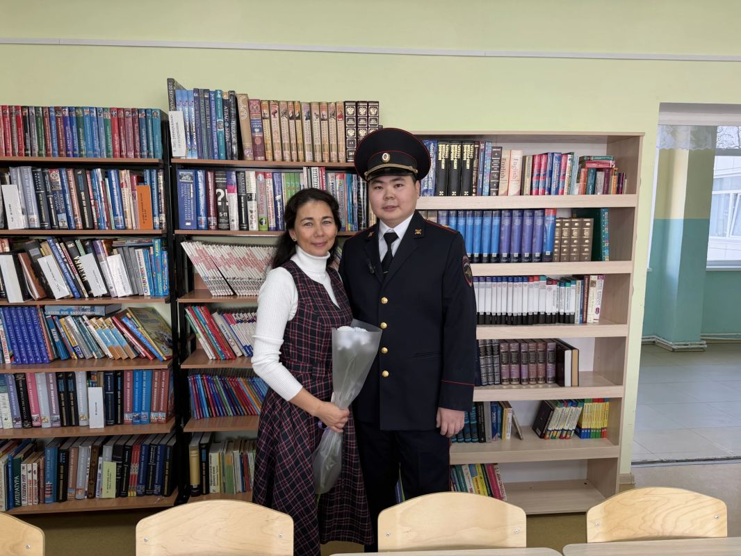 5 октября – День учителя. В преддверии праздника сотрудники транспортной полиции традиционно навещают своих любимых наставников, чтобы поблагодарить за знания, поддержку и веру в их силы 5 октября – День учителя. В преддверии праздника сотрудники транспортной полиции традиционно навещают своих любимых наставников, чтобы поблагодарить за знания, поддержку и веру в их силы