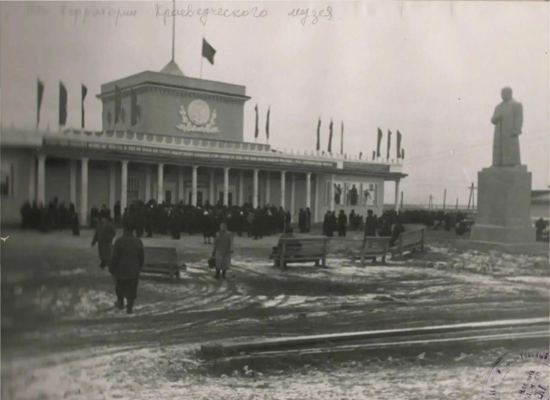 С 1942 года по 1948 год в Якутске работал Алексей Михайлович Афанасьев, якутянин по происхождению, окончивший Московский архитектурный институт в 1935 году С 1942 года по 1948 год в Якутске работал Алексей Михайлович Афанасьев, якутянин по происхождению, окончивший Московский архитектурный институт в 1935 году