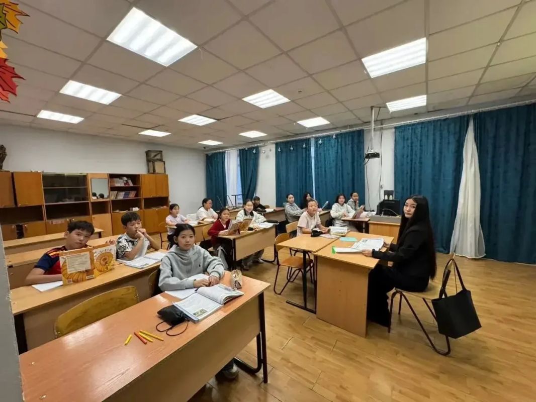 В школах республики проходят мероприятия, приуроченные ко Дню учителя В школах республики проходят мероприятия, приуроченные ко Дню учителя