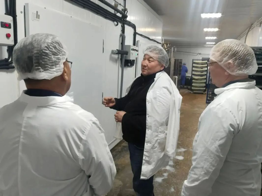 #местноепроизводство Молочная продукция «Ок-сиэ!» вышла на новый уровень качества Глава района Сергей Гребнев и руководитель департамента сельского хозяйства Александр Константинов посетили производственный цех СХПК... #местноепроизводство Молочная продукция «Ок-сиэ!» вышла на новый уровень качества Глава района Сергей Гребнев и руководитель департамента сельского хозяйства Александр Константинов посетили производственный цех СХПК...