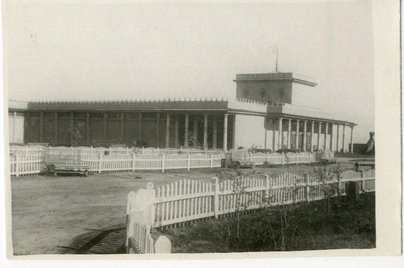 С 1942 года по 1948 год в Якутске работал Алексей Михайлович Афанасьев, якутянин по происхождению, окончивший Московский архитектурный институт в 1935 году С 1942 года по 1948 год в Якутске работал Алексей Михайлович Афанасьев, якутянин по происхождению, окончивший Московский архитектурный институт в 1935 году