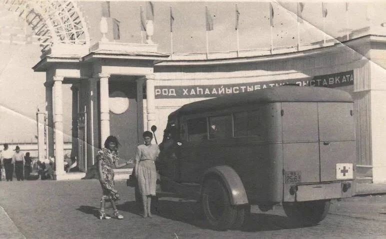 С 1942 года по 1948 год в Якутске работал Алексей Михайлович Афанасьев, якутянин по происхождению, окончивший Московский архитектурный институт в 1935 году С 1942 года по 1948 год в Якутске работал Алексей Михайлович Афанасьев, якутянин по происхождению, окончивший Московский архитектурный институт в 1935 году