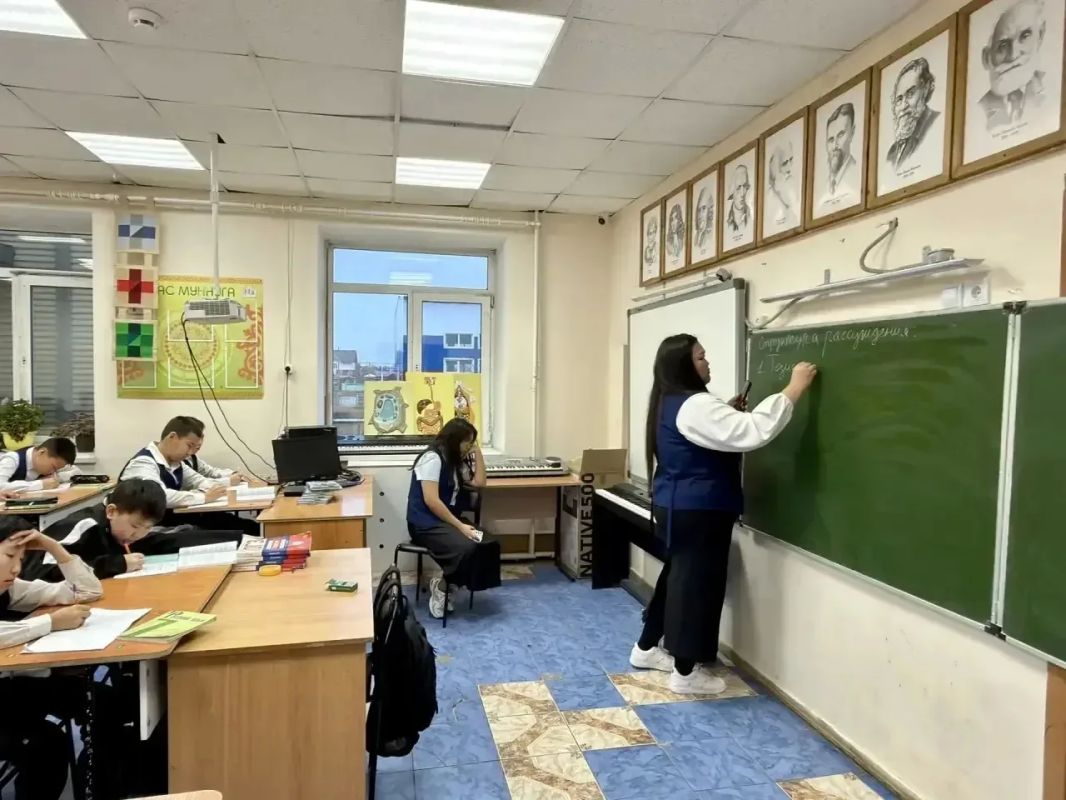 В школах республики проходят мероприятия, приуроченные ко Дню учителя В школах республики проходят мероприятия, приуроченные ко Дню учителя