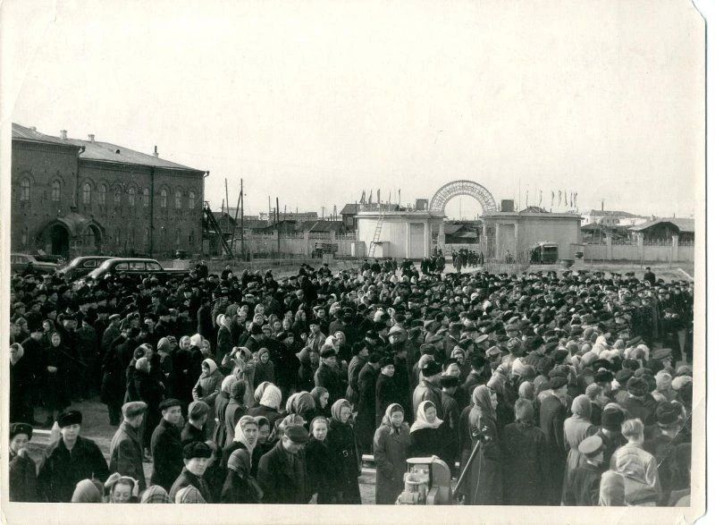 С 1942 года по 1948 год в Якутске работал Алексей Михайлович Афанасьев, якутянин по происхождению, окончивший Московский архитектурный институт в 1935 году С 1942 года по 1948 год в Якутске работал Алексей Михайлович Афанасьев, якутянин по происхождению, окончивший Московский архитектурный институт в 1935 году
