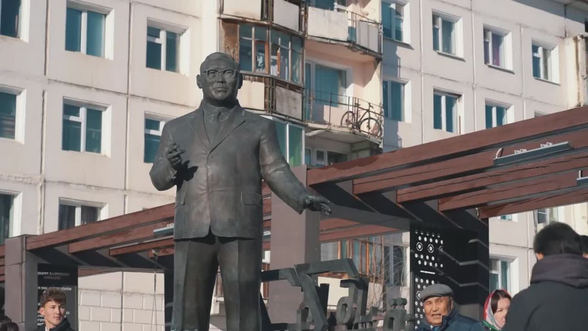 В Якутске возложили цветы к памятнику народному учителю Михаилу Алексееву