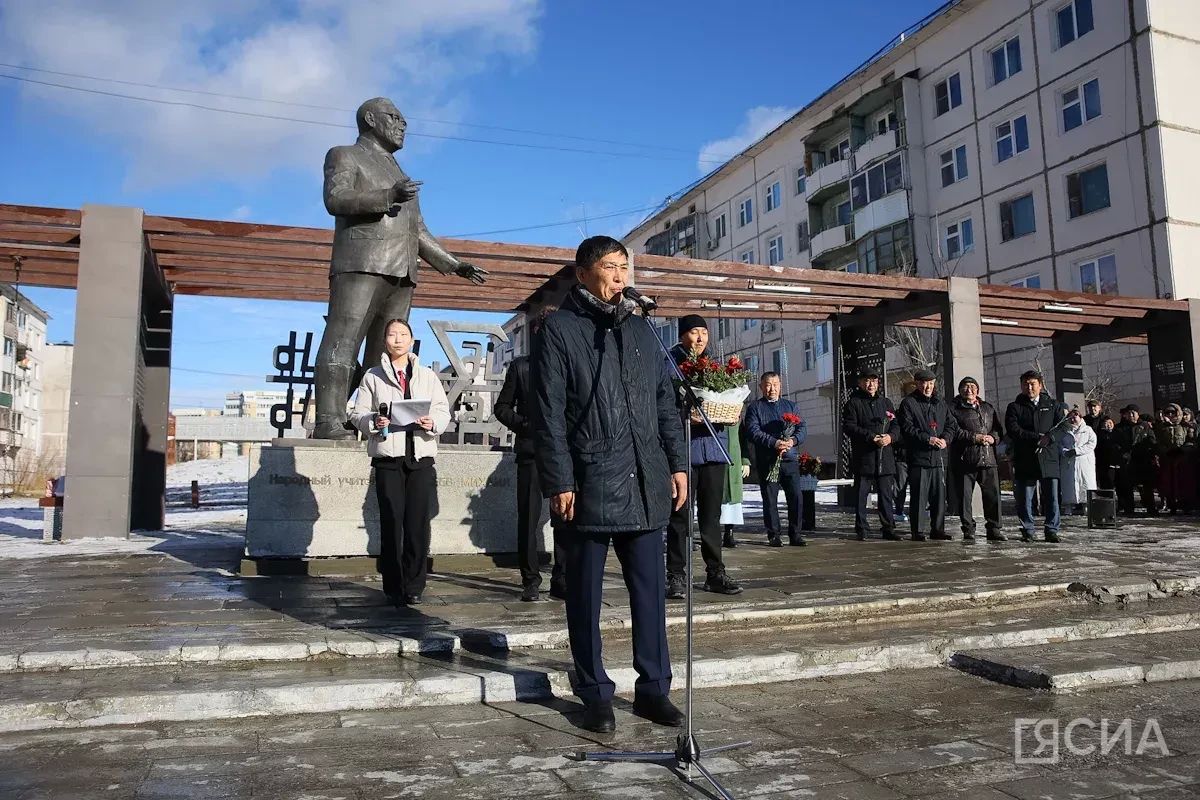 В День учителя в Якутске возложили цветы к памятнику народного учителя СССР Михаила Алексеева В День учителя в Якутске возложили цветы к памятнику народного учителя СССР Михаила Алексеева