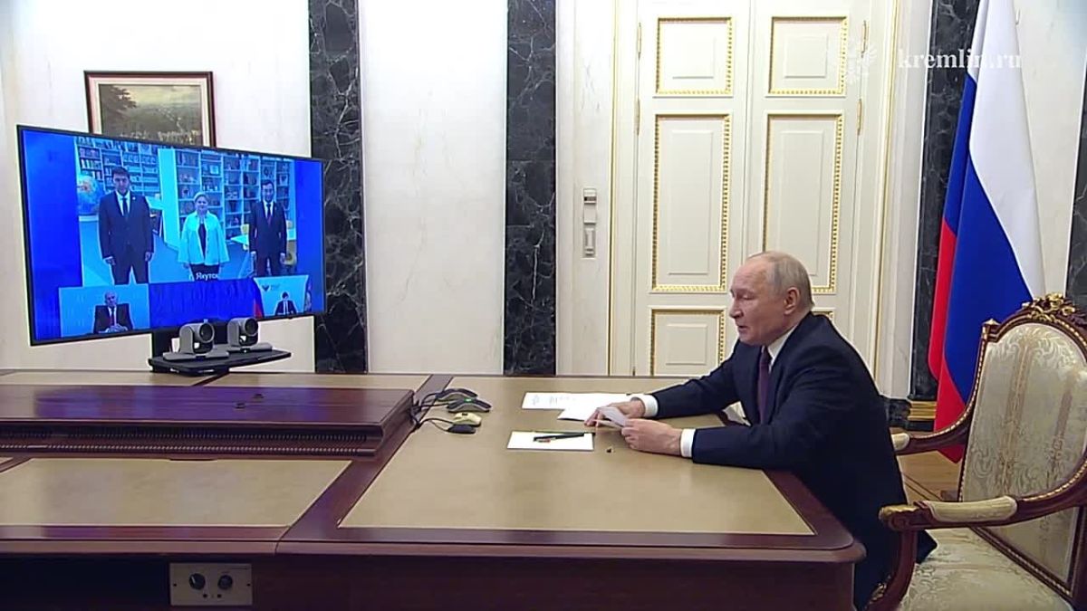 Президент по видеосвязи принимает участие во встрече, посвящённой открытию в Якутии образовательного комплекса «Точка будущего»