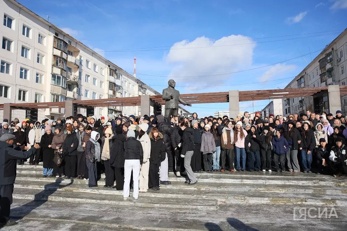 В День учителя в Якутске возложили цветы к памятнику народного учителя СССР Михаила Алексеева В День учителя в Якутске возложили цветы к памятнику народного учителя СССР Михаила Алексеева