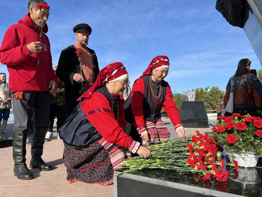 Делегация проекта «Поезд дружбы: Вместе к Победе!» возложила цветы к мемориалу «Победа на на Востоке" Делегация проекта «Поезд дружбы: Вместе к Победе!» возложила цветы к мемориалу «Победа на на Востоке"