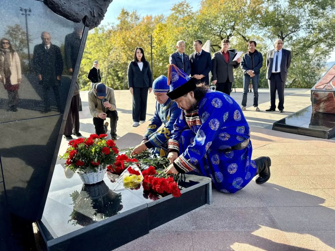 Участники «Поезда Дружбы» почтили память героев в Хабаровске Участники «Поезда Дружбы» почтили память героев в Хабаровске