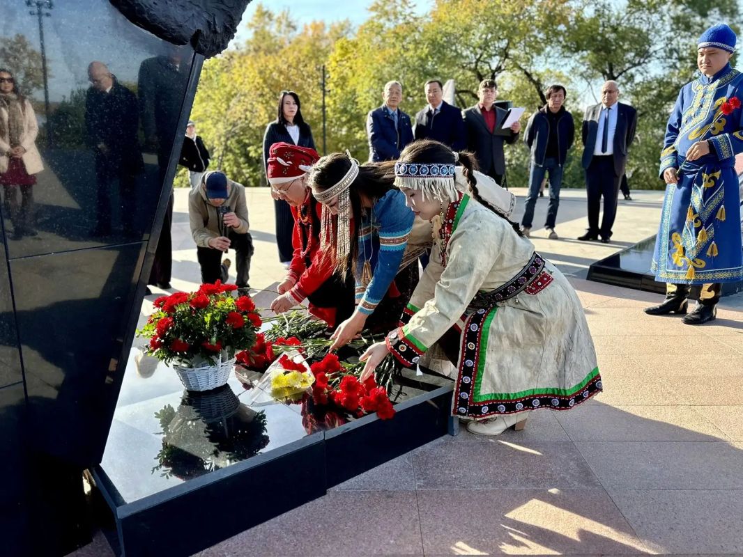 Участники «Поезда Дружбы» почтили память героев в Хабаровске Участники «Поезда Дружбы» почтили память героев в Хабаровске