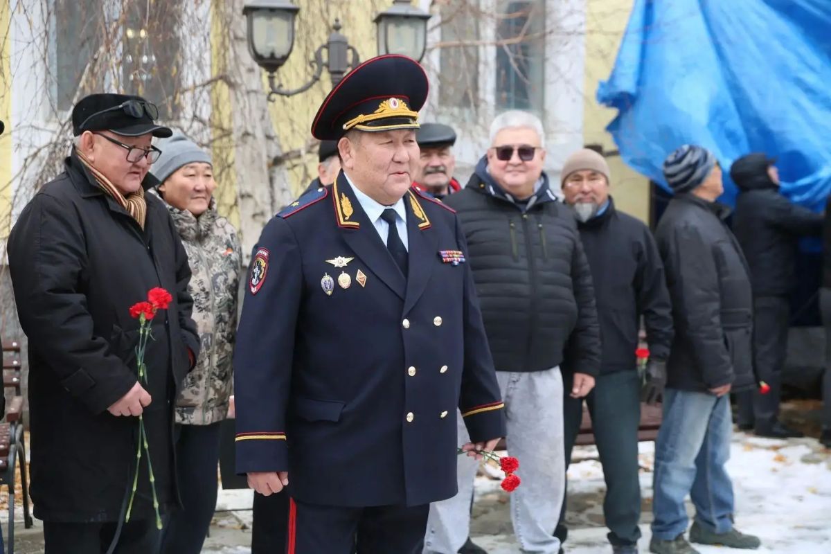 В Якутске по инициативе ветеранов уголовного розыска дополнен монумент «Операм Якутии» В Якутске по инициативе ветеранов уголовного розыска дополнен монумент «Операм Якутии»