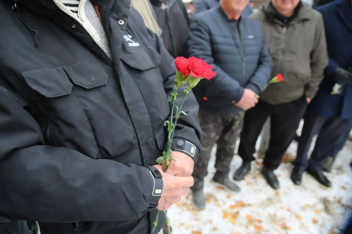 В Якутске по инициативе ветеранов уголовного розыска дополнен монумент «Операм Якутии» В Якутске по инициативе ветеранов уголовного розыска дополнен монумент «Операм Якутии»