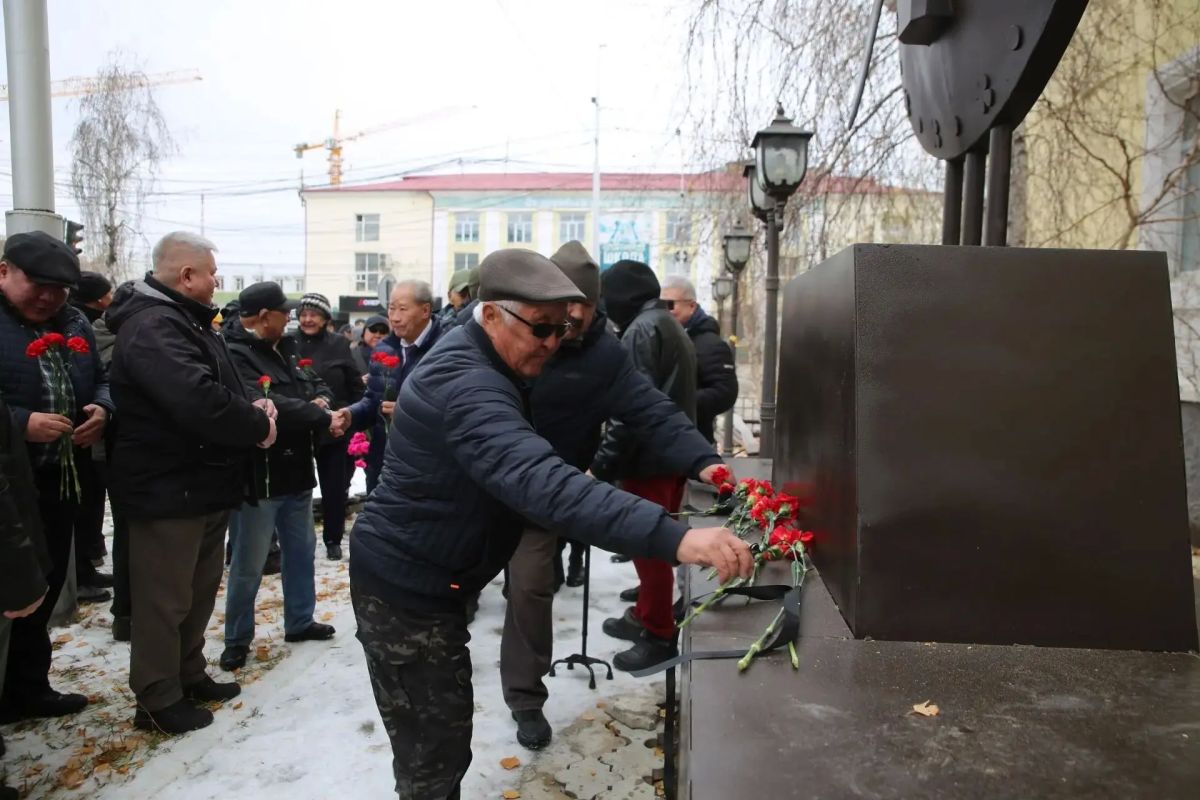 В Якутске по инициативе ветеранов уголовного розыска дополнен монумент «Операм Якутии» В Якутске по инициативе ветеранов уголовного розыска дополнен монумент «Операм Якутии»