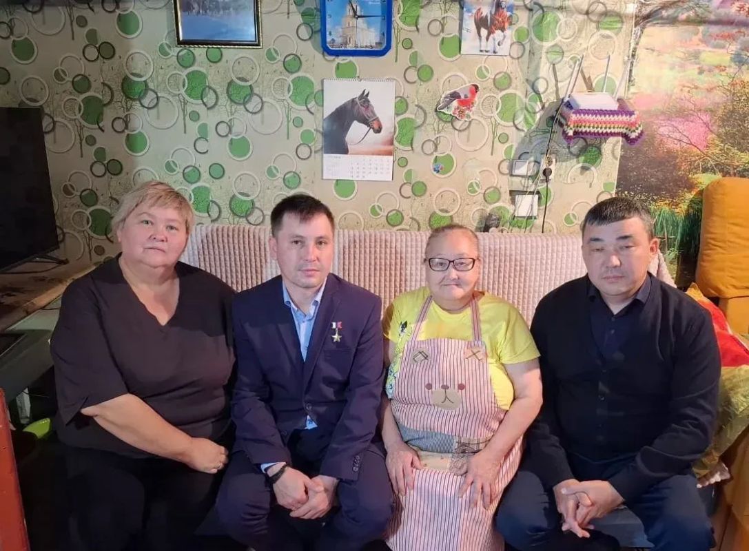 Герой России из Якутии Виктор Софронов провел урок Мужества в Олекминске Герой России из Якутии Виктор Софронов провел урок Мужества в Олекминске
