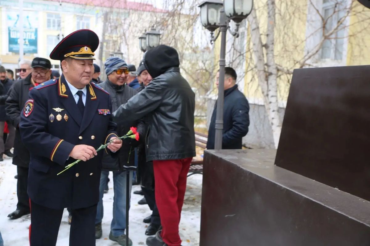 В Якутске по инициативе ветеранов уголовного розыска дополнен монумент «Операм Якутии» В Якутске по инициативе ветеранов уголовного розыска дополнен монумент «Операм Якутии»