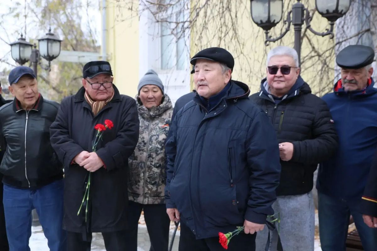 В Якутске по инициативе ветеранов уголовного розыска дополнен монумент «Операм Якутии» В Якутске по инициативе ветеранов уголовного розыска дополнен монумент «Операм Якутии»