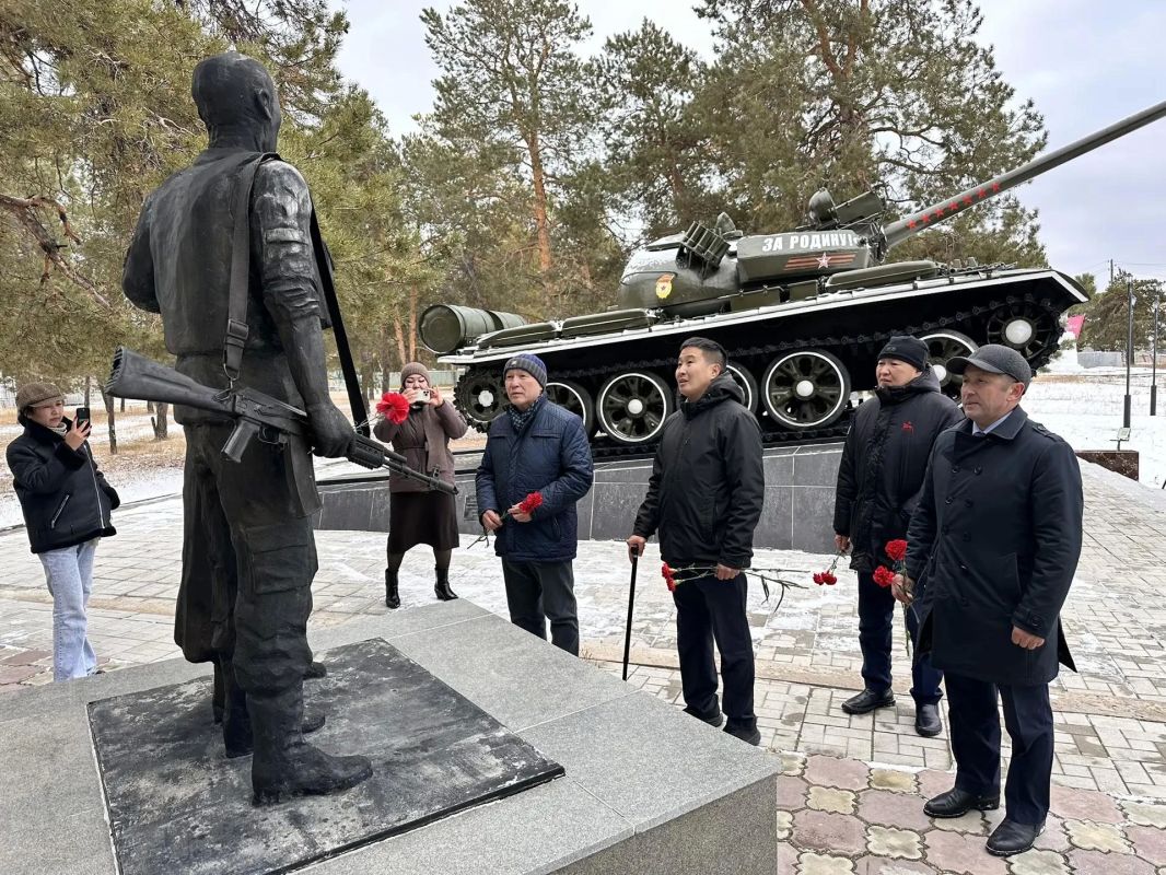 С Днём учителя!. Сегодня, в День учителя, находясь в Вилюйском районе, мы возложили цветы к памятникам Героям Советского Союза, а также почтили память Михаила Андреевича Алексеева, отдав дань уважения С Днём учителя!. Сегодня, в День учителя, находясь в Вилюйском районе, мы возложили цветы к памятникам Героям Советского Союза, а также почтили память Михаила Андреевича Алексеева, отдав дань уважения