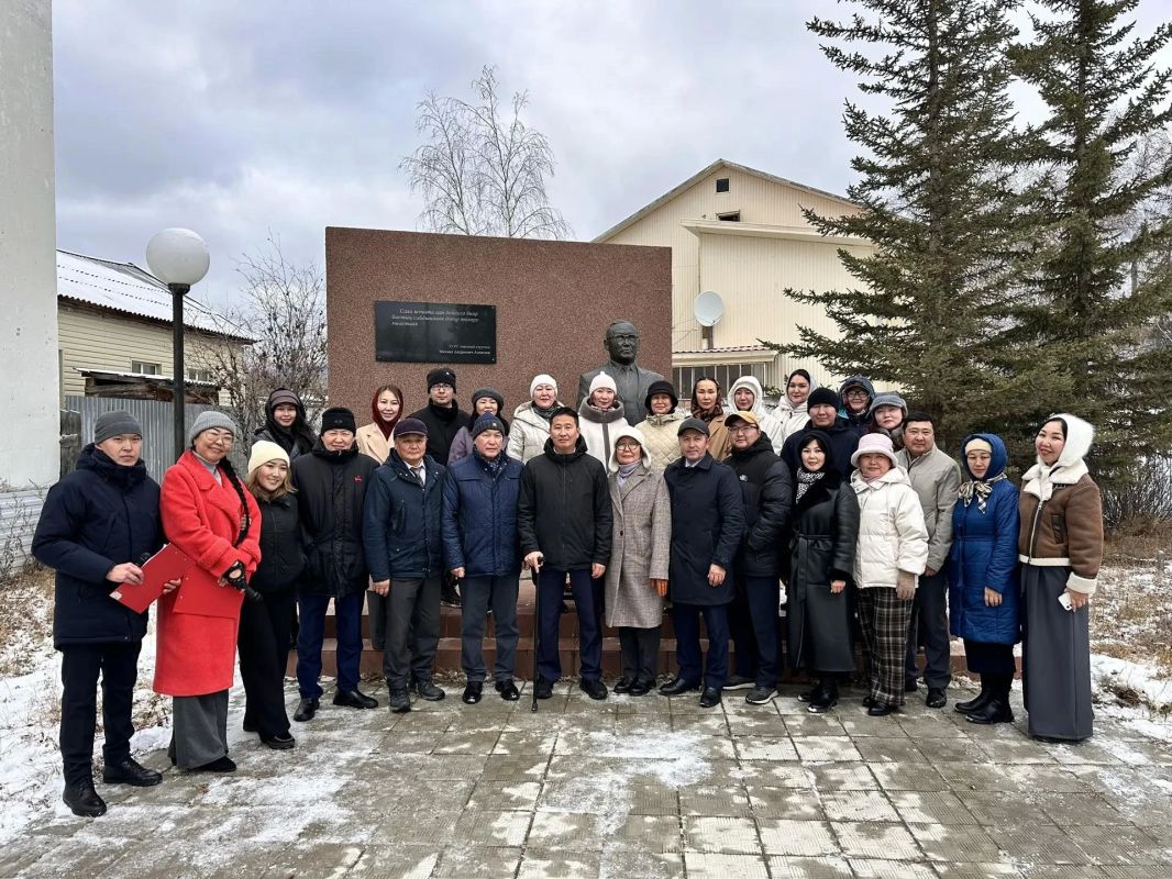 С Днём учителя!. Сегодня, в День учителя, находясь в Вилюйском районе, мы возложили цветы к памятникам Героям Советского Союза, а также почтили память Михаила Андреевича Алексеева, отдав дань уважения