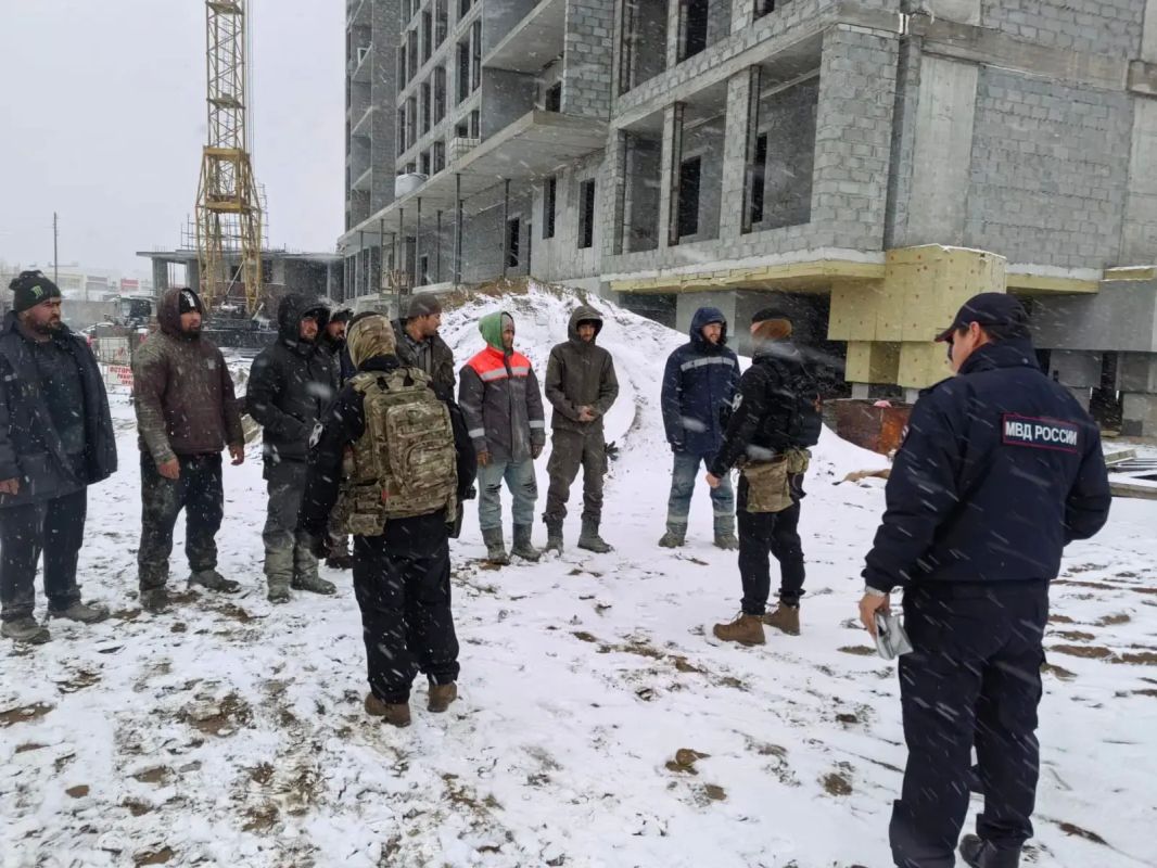 В Якутске полицейскими выявлено 97 нарушений миграционного законодательства в рамках операции «Нелегал-2026» В Якутске полицейскими выявлено 97 нарушений миграционного законодательства в рамках операции «Нелегал-2026»
