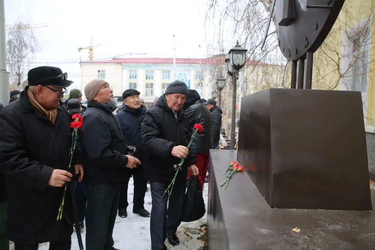 В Якутске по инициативе ветеранов уголовного розыска дополнен монумент «Операм Якутии» В Якутске по инициативе ветеранов уголовного розыска дополнен монумент «Операм Якутии»
