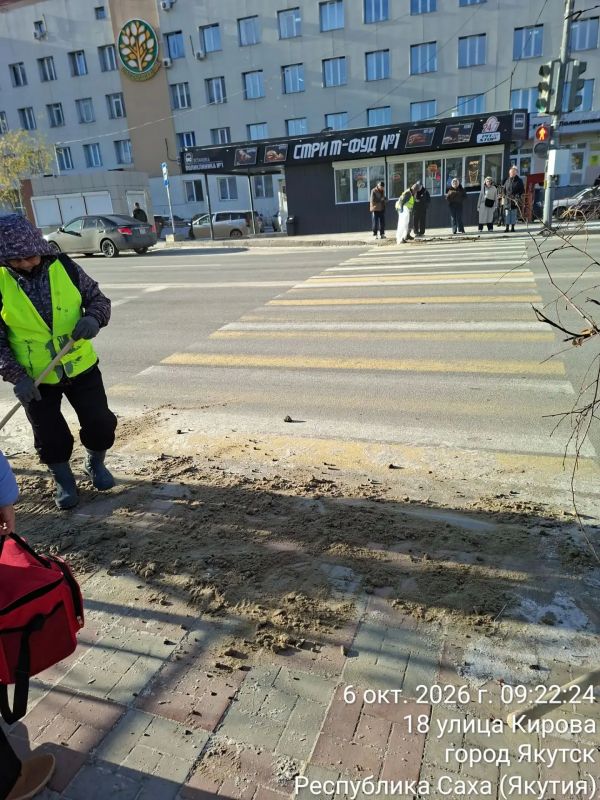Дворники Управы с утра подсыпают песком пешеходные переходы и тротуары Дворники Управы с утра подсыпают песком пешеходные переходы и тротуары