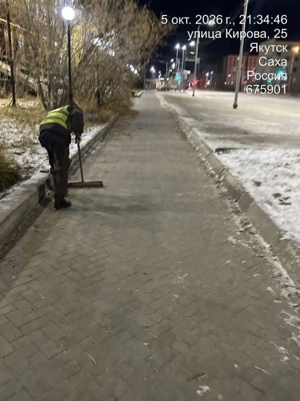 Управа всю ночь убирала снег и гололёд на тротуарах Управа всю ночь убирала снег и гололёд на тротуарах