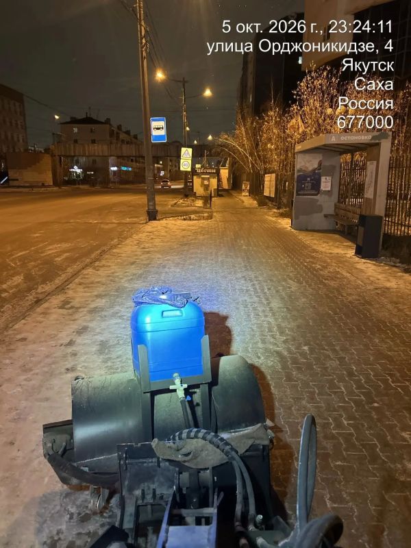 Управа всю ночь убирала снег и гололёд на тротуарах Управа всю ночь убирала снег и гололёд на тротуарах