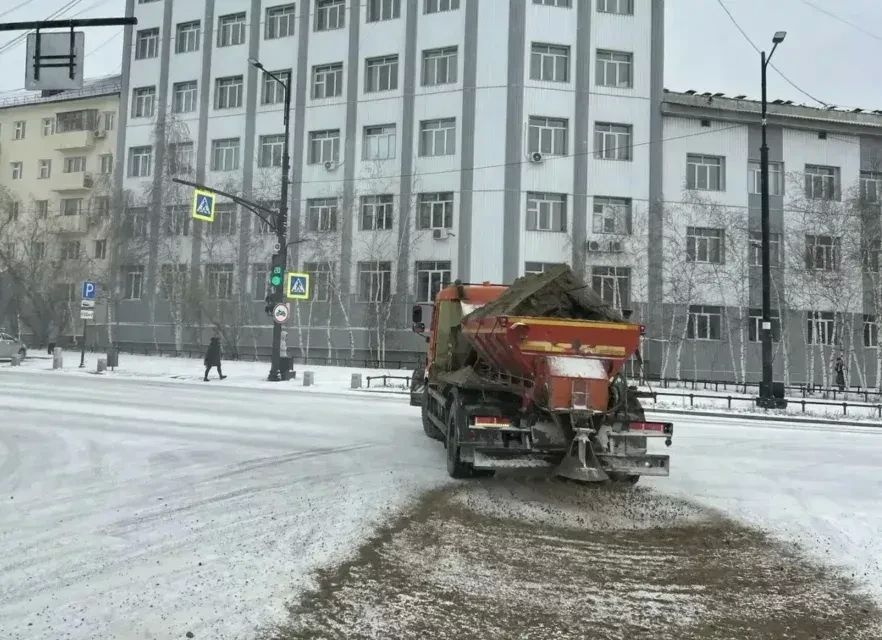 Дорожные службы Якутска переведены в усиленный режим из-за гололеда