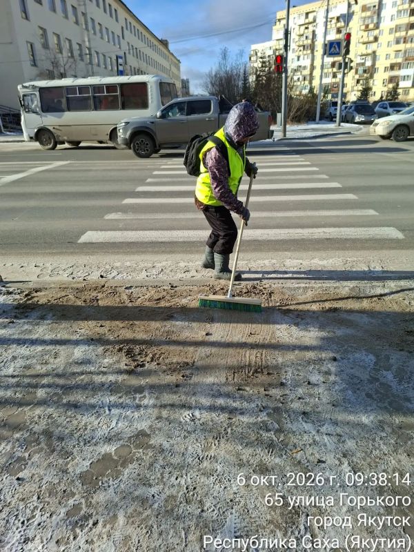 Дворники Управы с утра подсыпают песком пешеходные переходы и тротуары