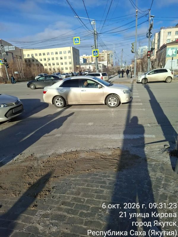 Дворники Управы с утра подсыпают песком пешеходные переходы и тротуары Дворники Управы с утра подсыпают песком пешеходные переходы и тротуары