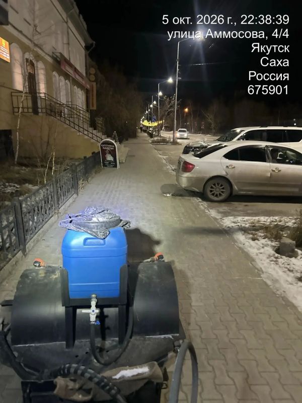 Управа всю ночь убирала снег и гололёд на тротуарах