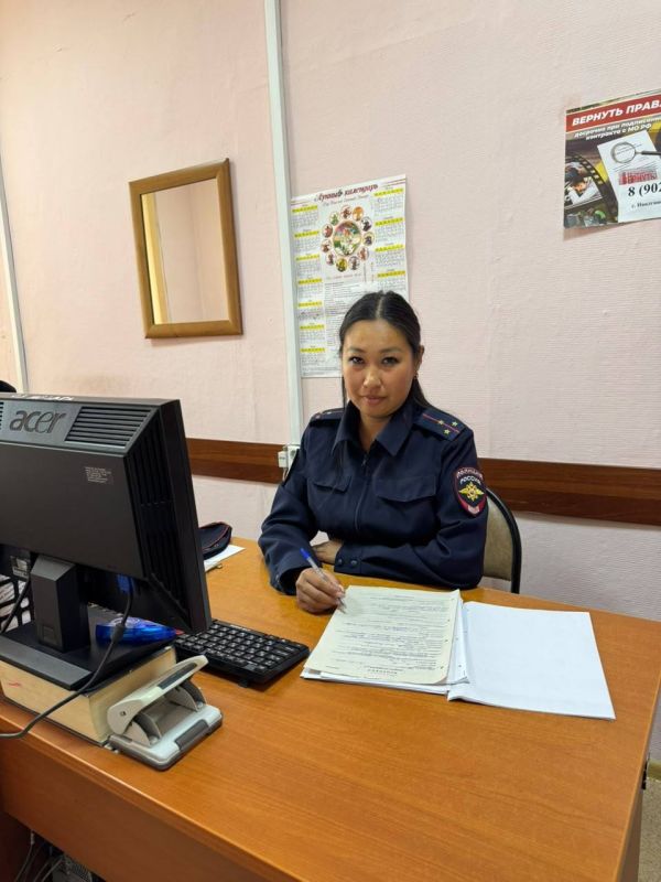 «Хулиганы млеют перед хрупкой женщиной»: «Народный участковый» из Якутии Саяна Цыбикова пришла в полицию после работы в школе и применяет навыки учителя на нарушителях