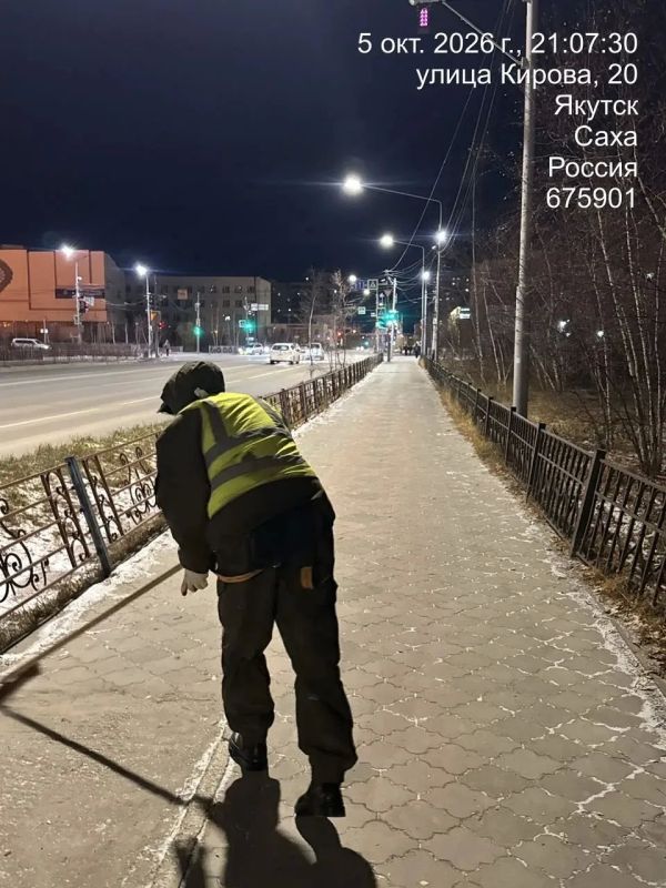 Управа всю ночь убирала снег и гололёд на тротуарах Управа всю ночь убирала снег и гололёд на тротуарах