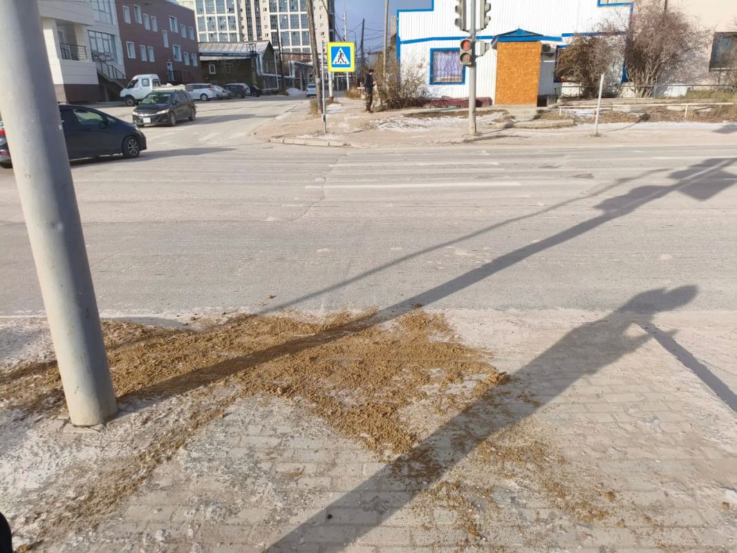Продолжаются работы по обработке пешеходных зон противогололедными материалами Продолжаются работы по обработке пешеходных зон противогололедными материалами