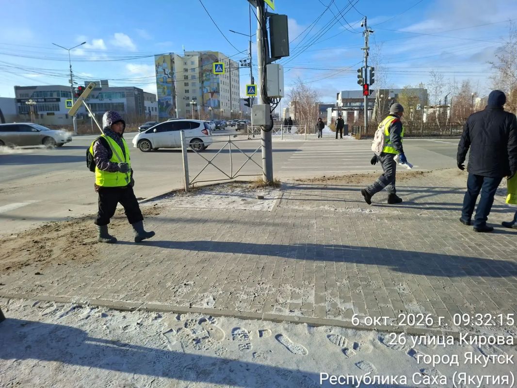 Дворники Управы с утра подсыпают песком пешеходные переходы и тротуары Дворники Управы с утра подсыпают песком пешеходные переходы и тротуары