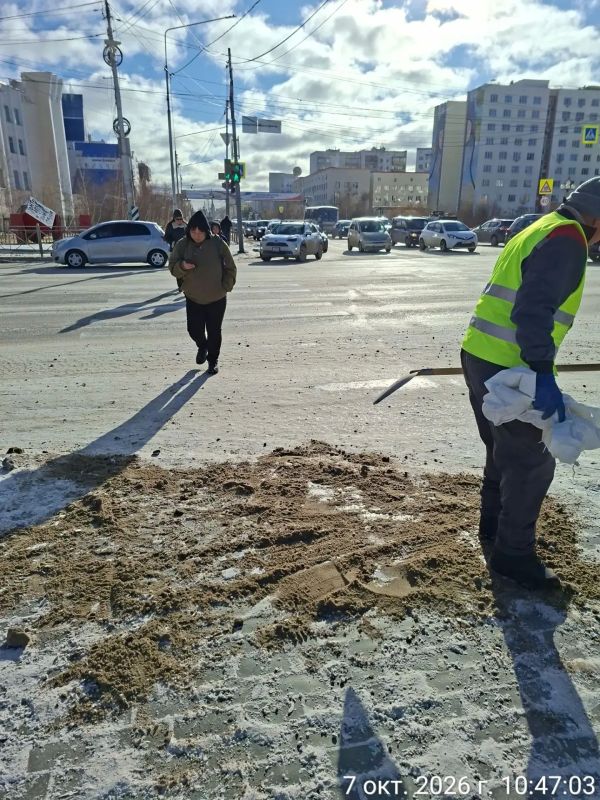 Дворники Управы продолжают отсыпку песком Дворники Управы продолжают отсыпку песком