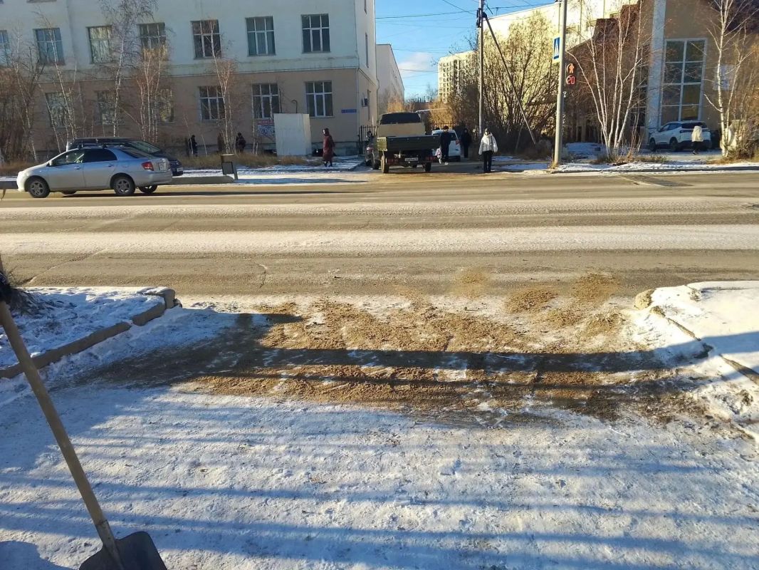 В Октябрьском округе активно ведутся антигололедные работы В Октябрьском округе активно ведутся антигололедные работы