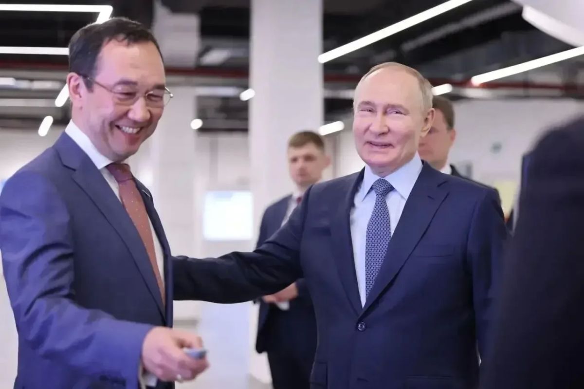 Айсен Николаев поздравил Владимира Путина с 74-летним юбилеем