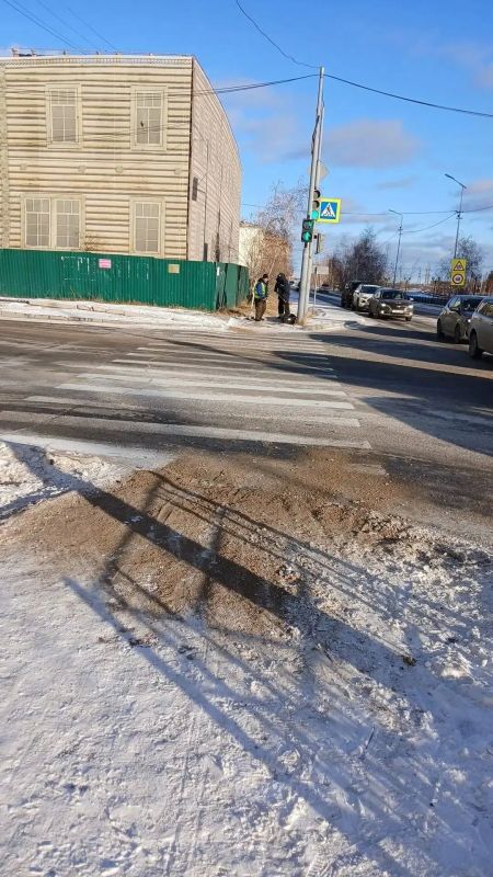 В Октябрьском округе активно ведутся антигололедные работы В Октябрьском округе активно ведутся антигололедные работы