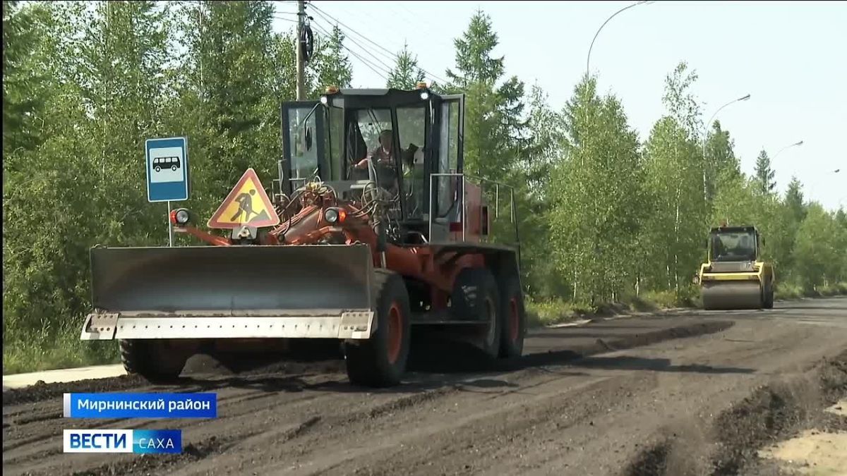Свыше 4 километров дорог заасфальтировали в Мирном в этом году в рамках нацпроекта "Инфраструктура для жизни", инициированного Президентом России Владимиром Путиным