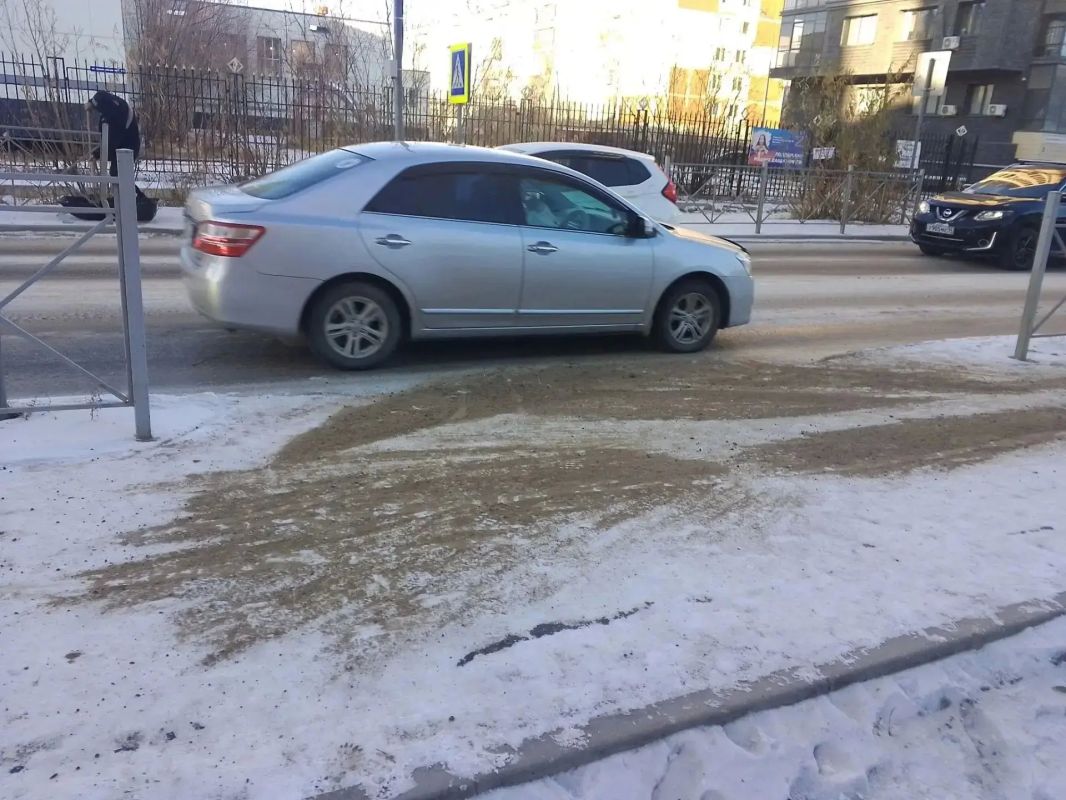 В Октябрьском округе активно ведутся антигололедные работы